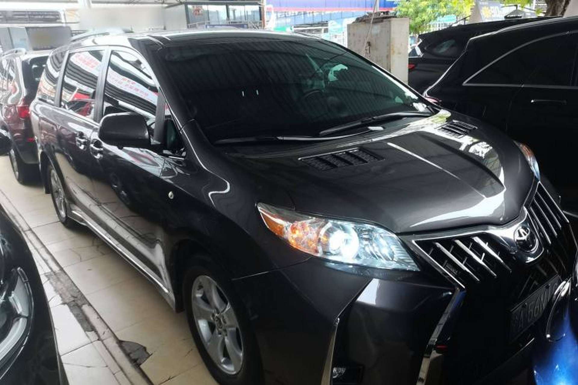 Used Toyota SIENNA  Exterior 1