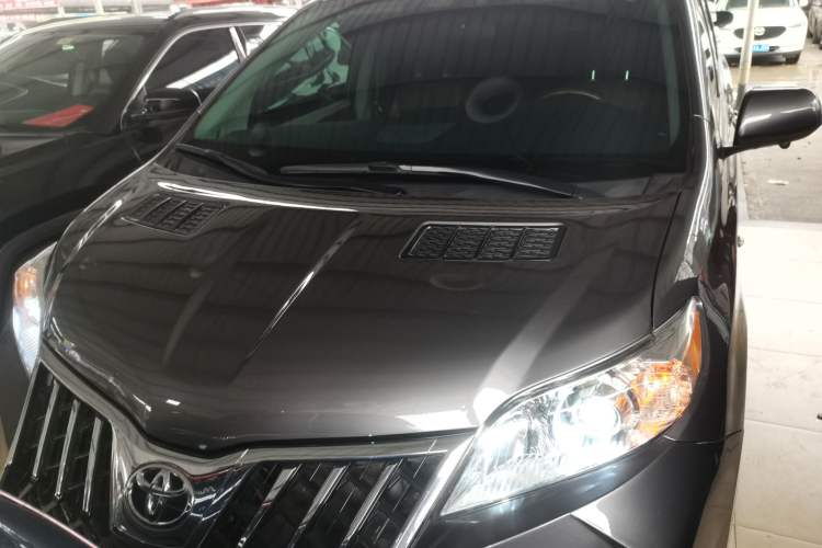 Used Toyota SIENNA  Front