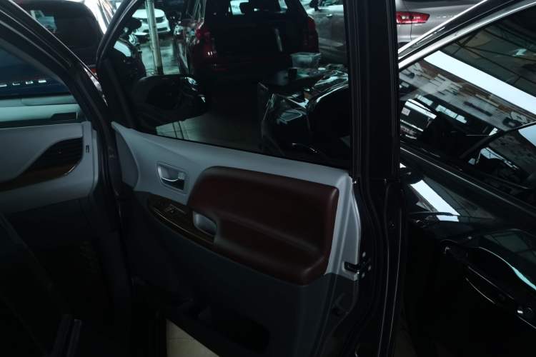 Used Toyota SIENNA  Interior 2
