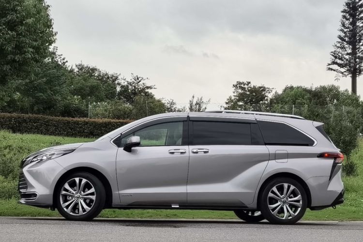 Used Toyota SIENNA 2021 2.5L Hybrid Ultimate Edition Exterior 4