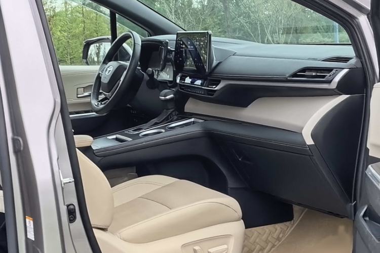 Used Toyota SIENNA 2021 2.5L Hybrid Ultimate Edition Interior 8