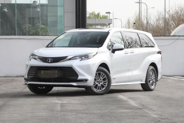 Ojetý Toyota SIENNA 2023 2.5L Hybrid Comfort Edition