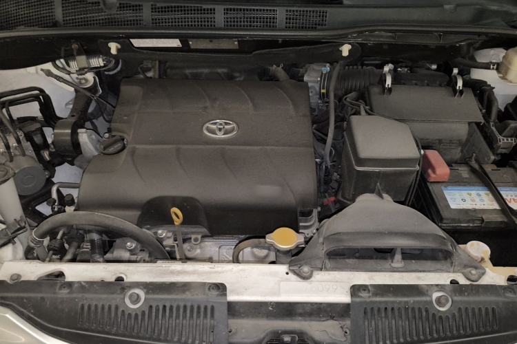 Used Toyota SIENNA  Engine Bay