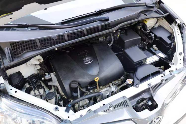 Used Toyota SIENNA  Engine Bay
