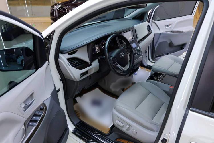 Used Toyota SIENNA  Interior 1