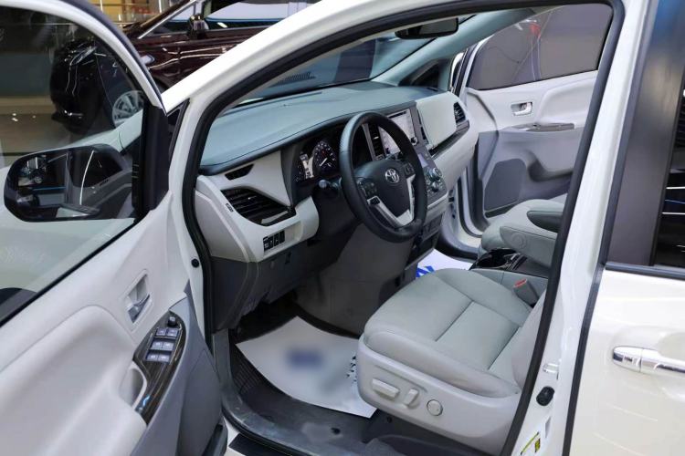 Used Toyota SIENNA  Interior 1