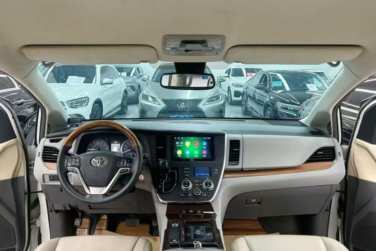 Used Toyota SIENNA  Interior 1