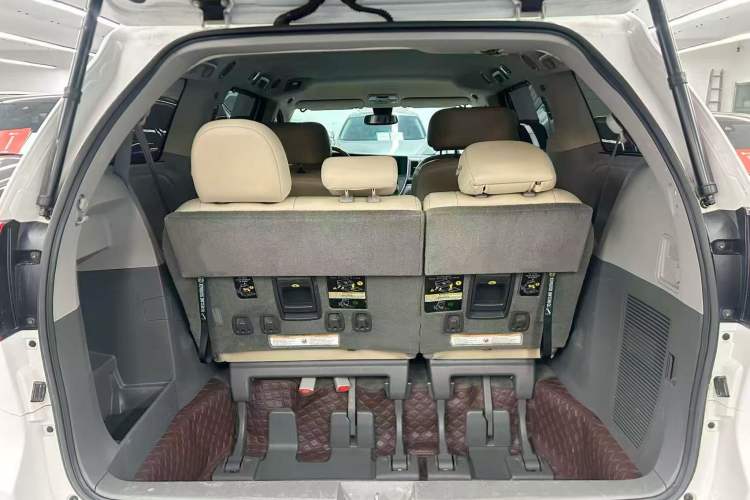 Used Toyota SIENNA  Interior 10
