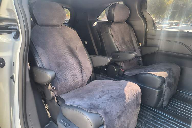 Used Toyota SIENNA 2024 2.5L Hybrid Four-Wheel Drive Prestige Edition Interior 12