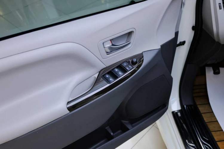 Used Toyota SIENNA  Interior 2