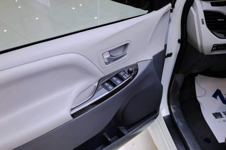 Used Toyota SIENNA  Interior 2