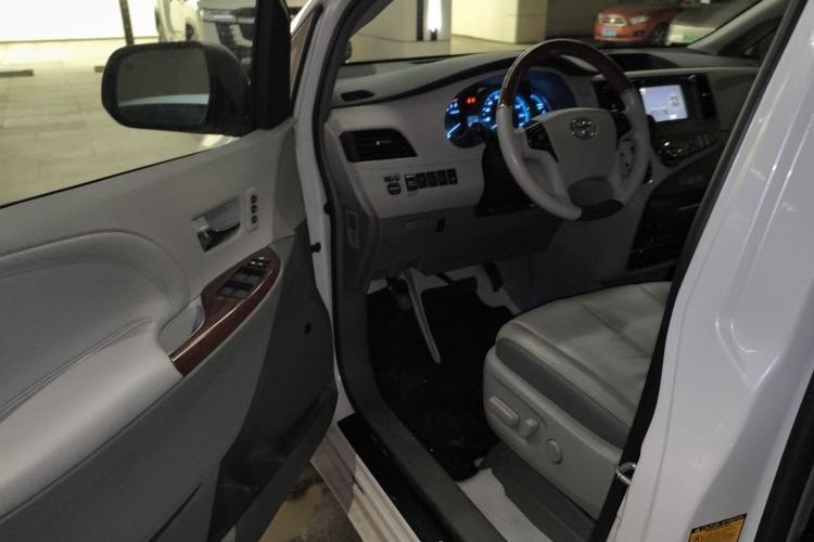 Used Toyota SIENNA  Interior 3