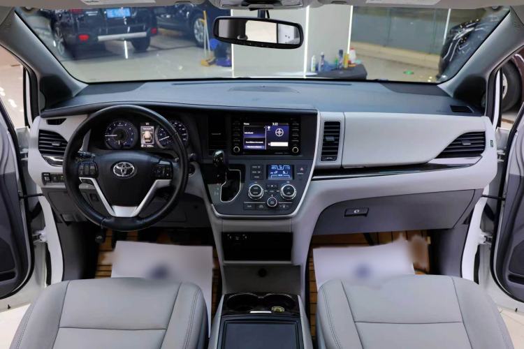 Used Toyota SIENNA  Interior 3