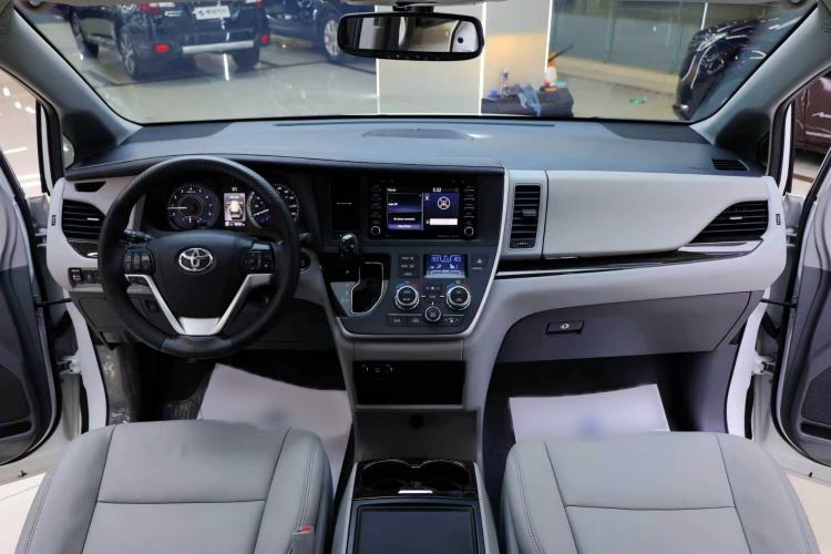 Used Toyota SIENNA  Interior 3