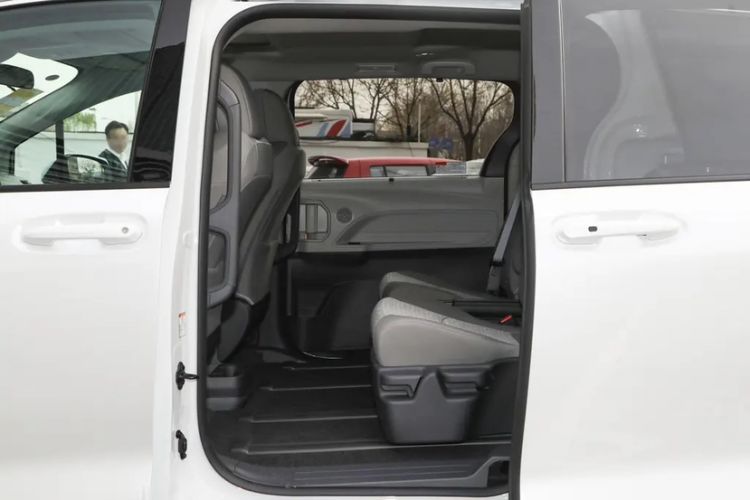 Used Toyota SIENNA 2023 2.5L Hybrid Comfort Edition Interior 4