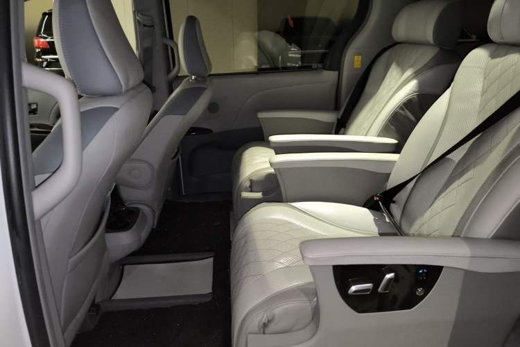 Used Toyota SIENNA  Interior 4