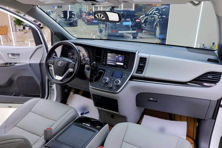 Used Toyota SIENNA  Interior 4