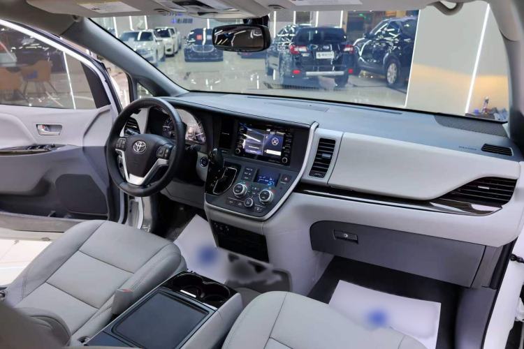 Used Toyota SIENNA  Interior 4
