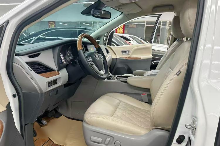 Used Toyota SIENNA  Interior 5