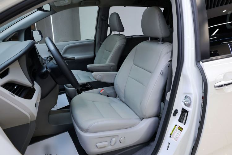 Used Toyota SIENNA  Interior 6