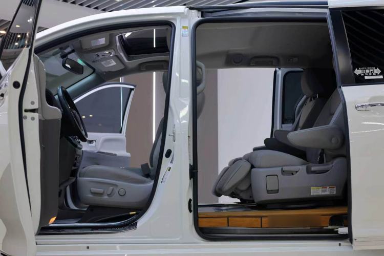 Used Toyota SIENNA  Interior 8
