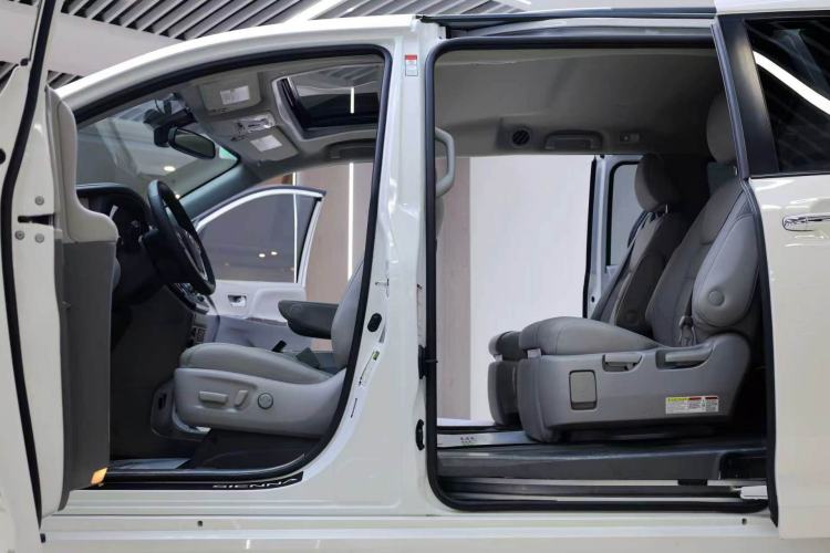 Used Toyota SIENNA  Interior 8