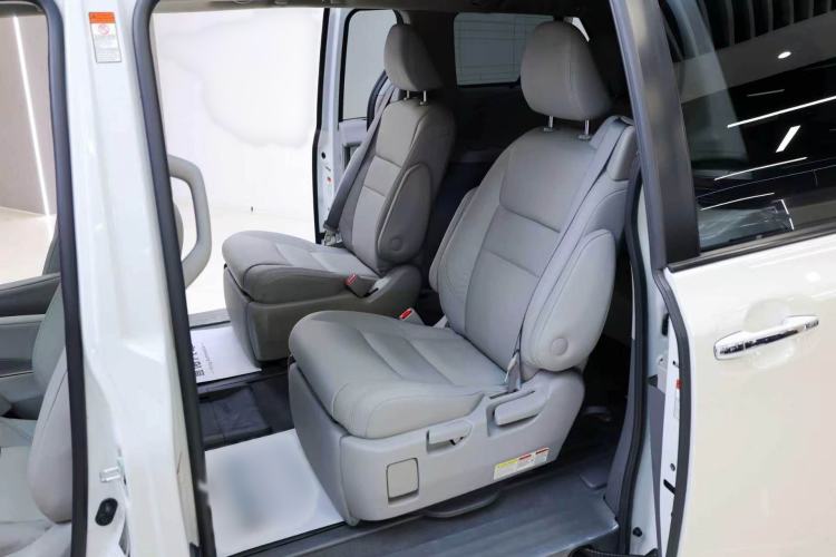 Used Toyota SIENNA  Interior 9