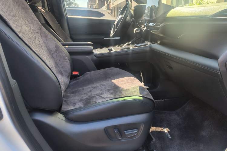 Used Toyota SIENNA 2024 2.5L Hybrid Four-Wheel Drive Prestige Edition Interior 9