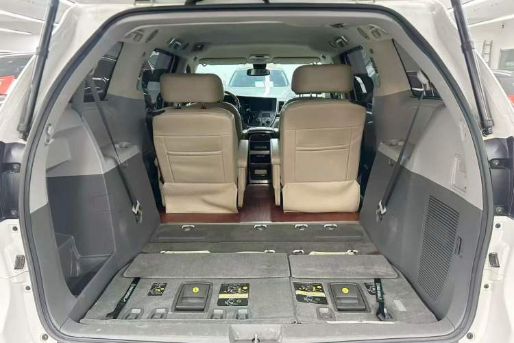 Used Toyota SIENNA  Interior 9