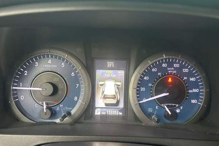 Used Toyota SIENNA  Odometer Close Up