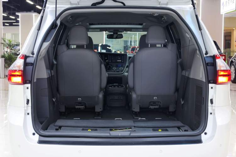 Used Toyota SIENNA  Trunk