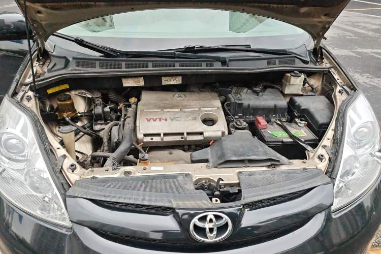 Used Toyota SIENNA 2005 3.3 XLE Engine Bay