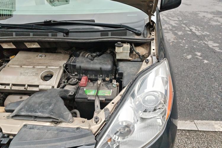 Used Toyota SIENNA 2005 3.3 XLE Engine Bay Left
