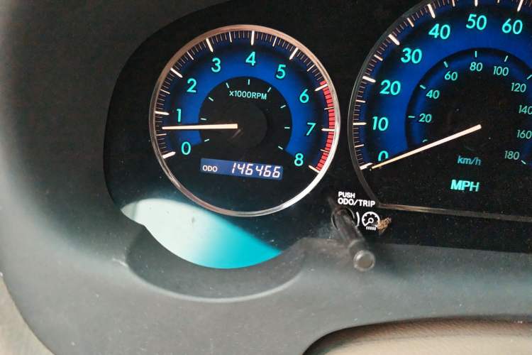 Used Toyota SIENNA 2005 3.3 XLE Odometer Close Up