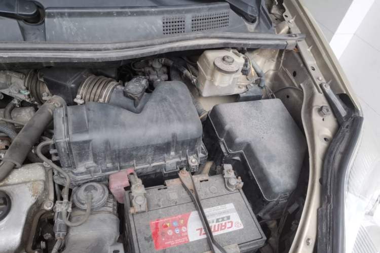 Used Toyota SIENNA 2005 3.3 XLE Engine Bay Left