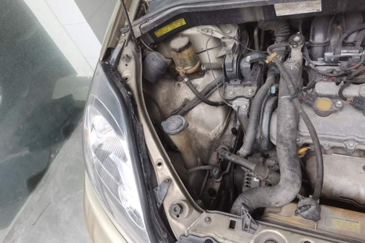 Used Toyota SIENNA 2005 3.3 XLE Engine Bay Right