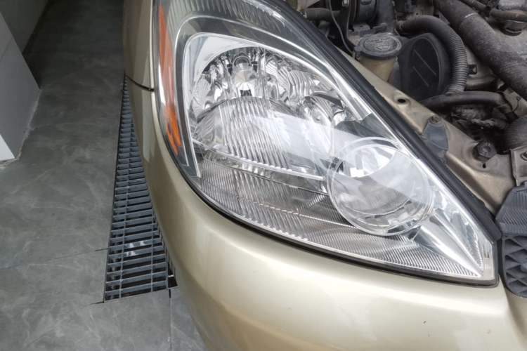 Used Toyota SIENNA 2005 3.3 XLE Right Front Headlight