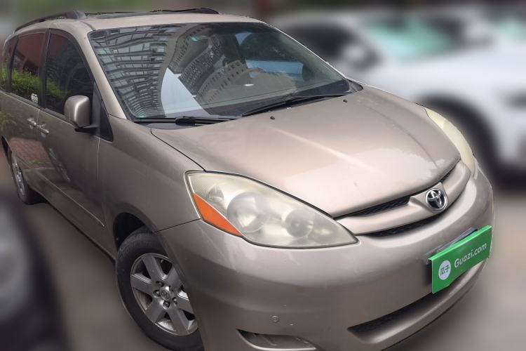 Used Toyota SIENNA  Front Right 45 Deg