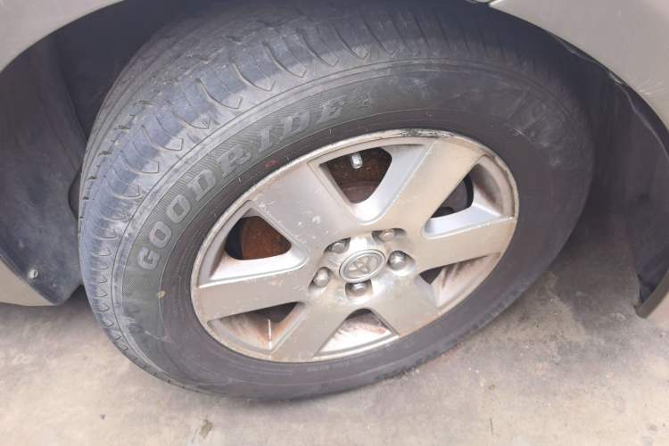 Used Toyota SIENNA  Right Front Wheel Hub