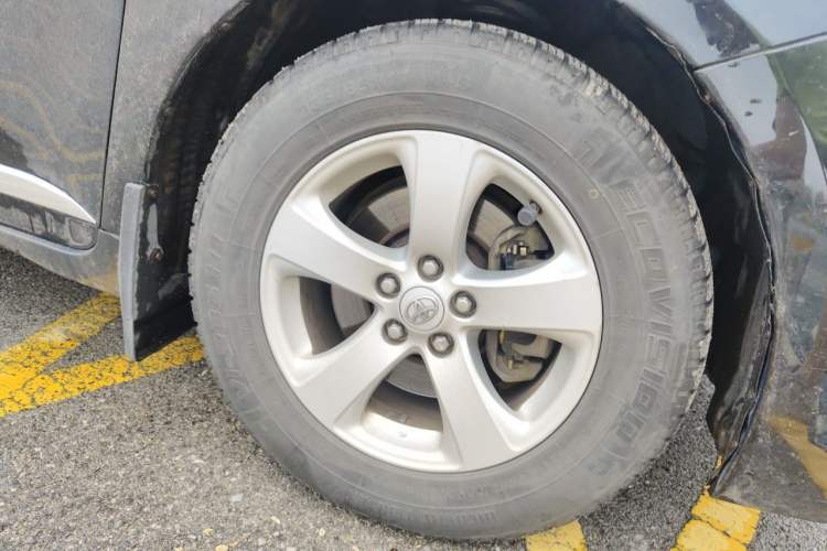 Used Toyota SIENNA 2011 2.7L Two-Wheel-Drive Automatic Trim Right Front Wheel Hub