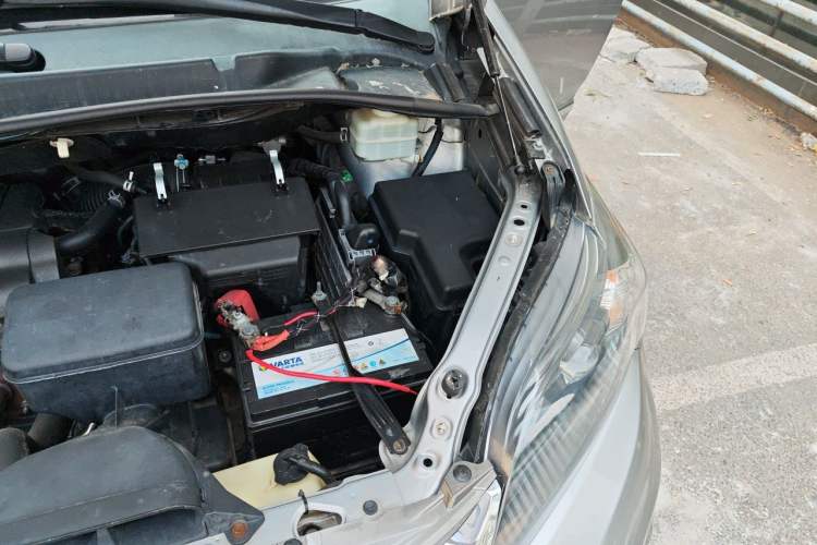 Used Toyota SIENNA 2011 2.7L Two-Wheel-Drive Automatic Trim Engine Bay Left