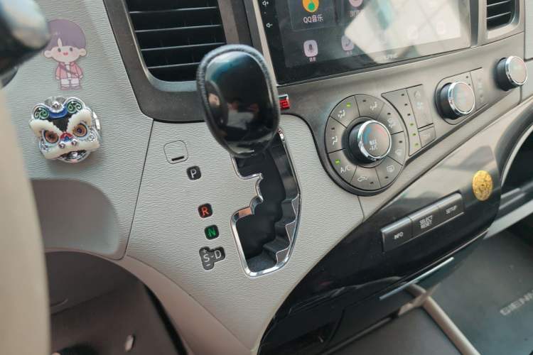 Used Toyota SIENNA 2011 2.7L Two-Wheel-Drive Automatic Trim Gear Lever