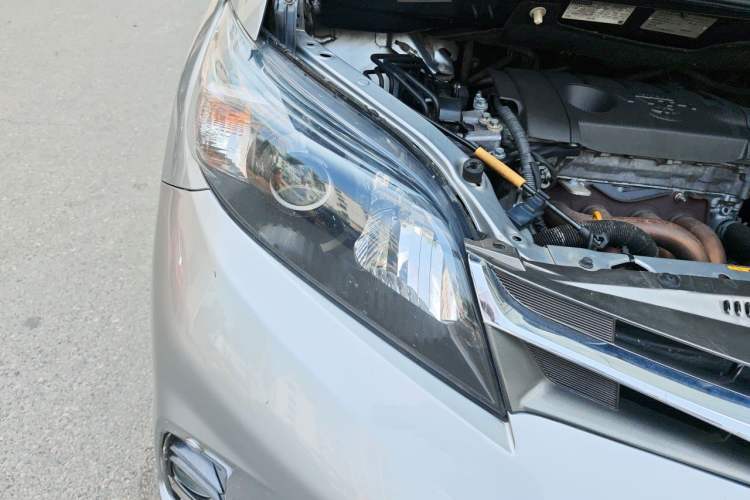 Used Toyota SIENNA 2011 2.7L Two-Wheel-Drive Automatic Trim Right Front Headlight
