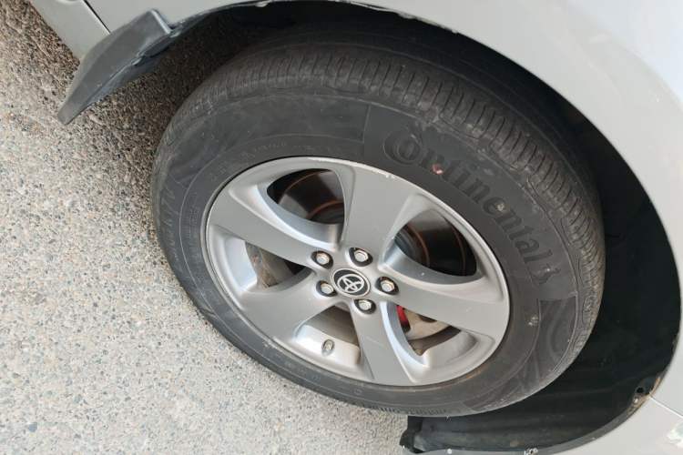 Used Toyota SIENNA 2011 2.7L Two-Wheel-Drive Automatic Trim Right Front Wheel Hub