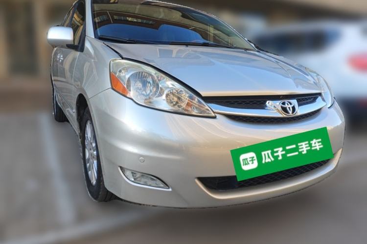 Used Toyota SIENNA 2011 3.5L Base Version Front Right 45 Deg