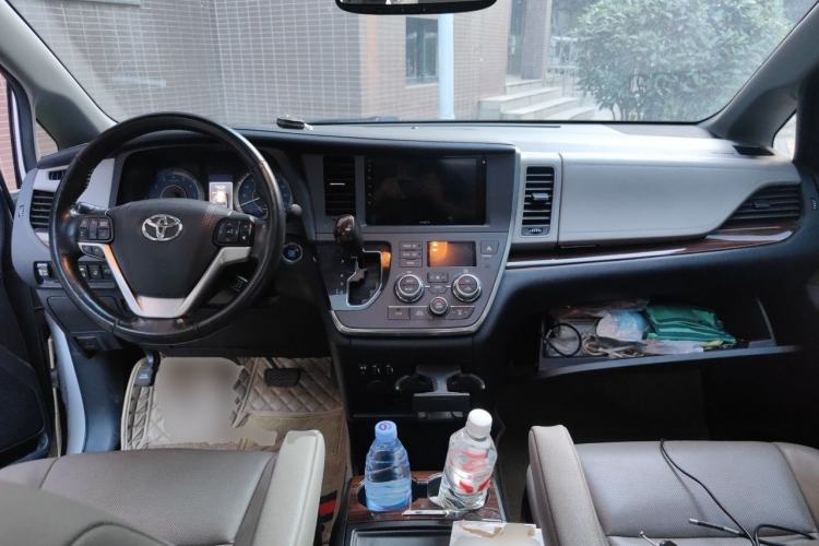 Used Toyota SIENNA 2011 3.5L 4x4 Automatic Center Console
