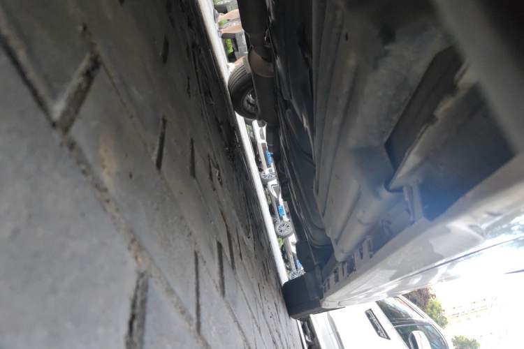 Used Toyota SIENNA 2011 3.5L 4x4 Automatic Chassis Front Left