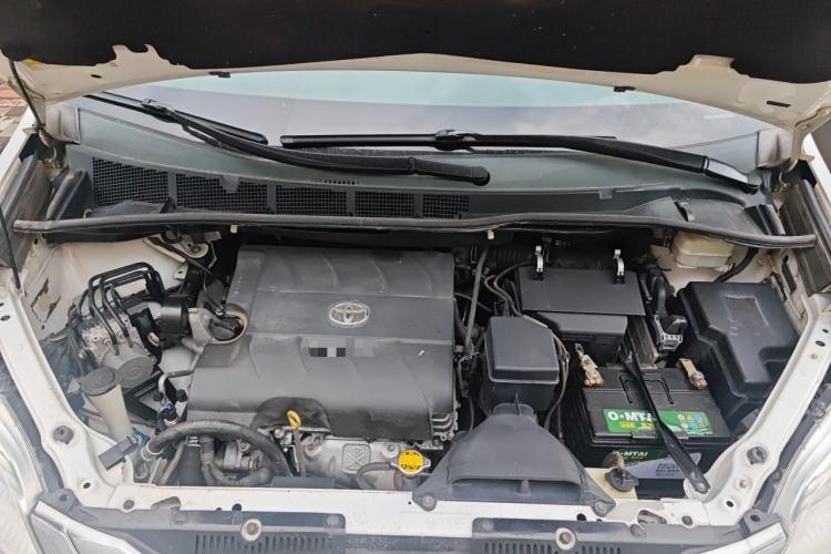Used Toyota SIENNA 2011 3.5L Base Version Engine Bay