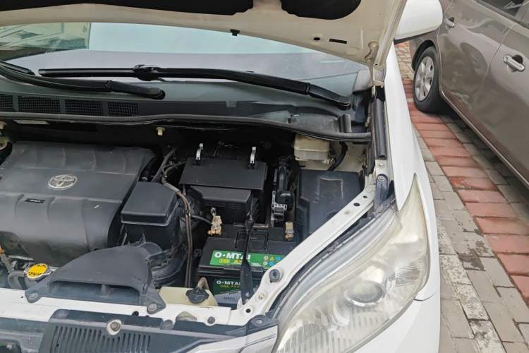 Used Toyota SIENNA 2011 3.5L Base Version Engine Bay Left