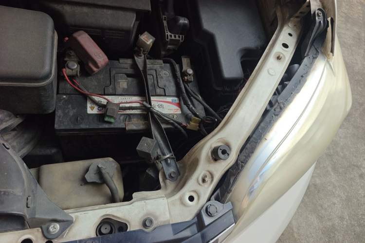 Used Toyota SIENNA 2011 2.7L Two-Wheel-Drive Automatic Trim Engine Bay Left
